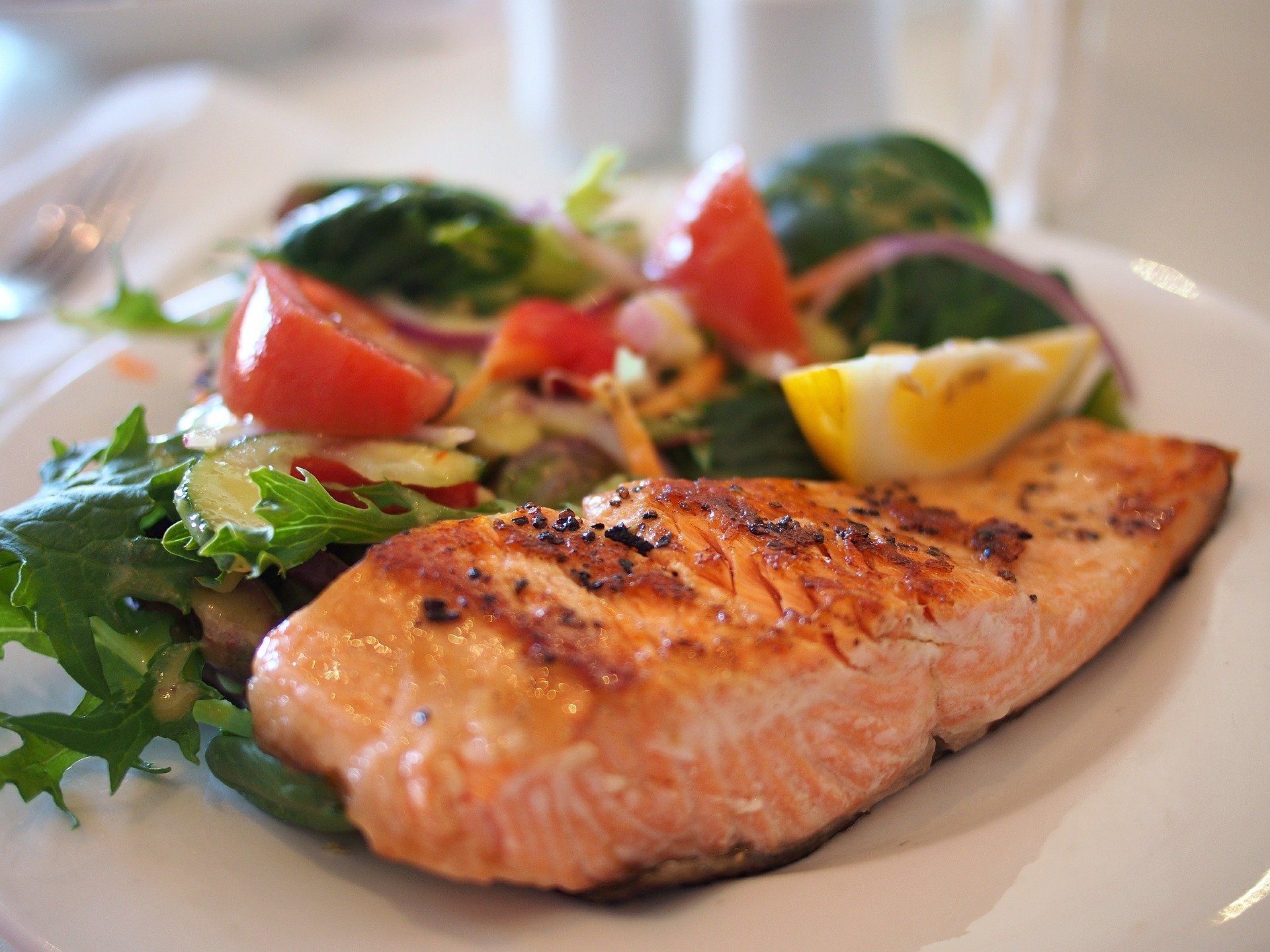 Stravu bohatú na horčík a omega-3 mastné kyseliny, ako napríklad ryby, avokádo a listová zelenina s tmavými listami