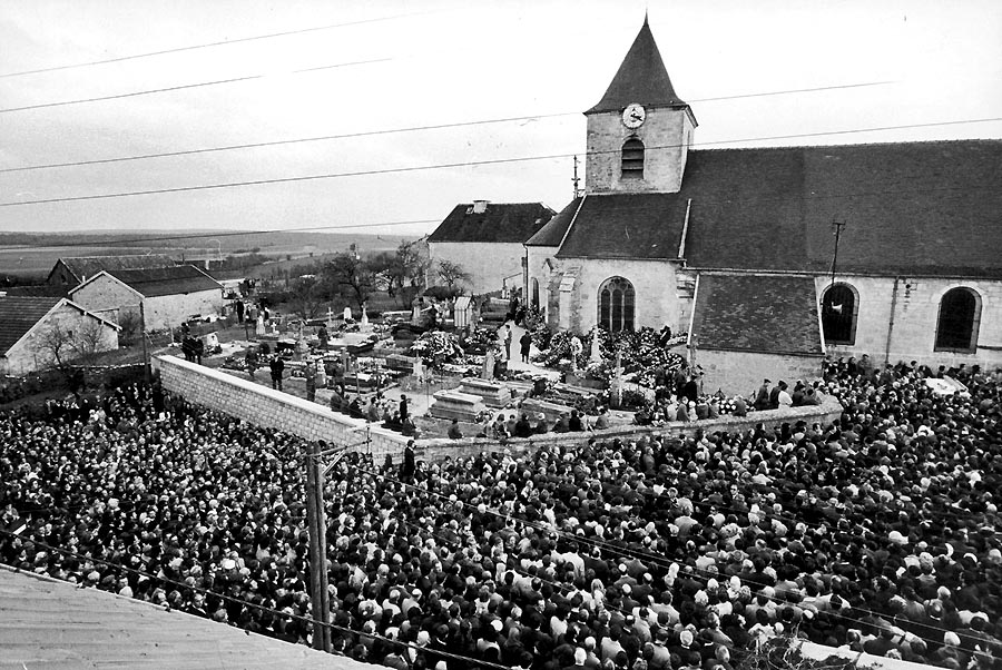 Funérailles du général de Gaulle.  Des milliers de personnes sont venues lui dire au revoir au cimetière de Colombey les deux Églises.