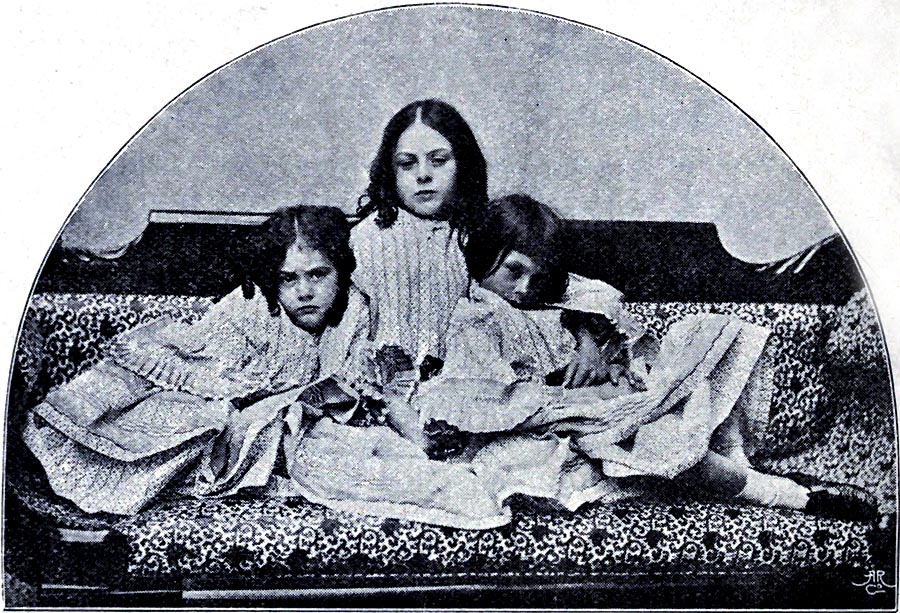 Sestry Lorina, Edith a Alica Lidellové na snímke, ktorú v lete 1858 urobil Charles Dodgson.