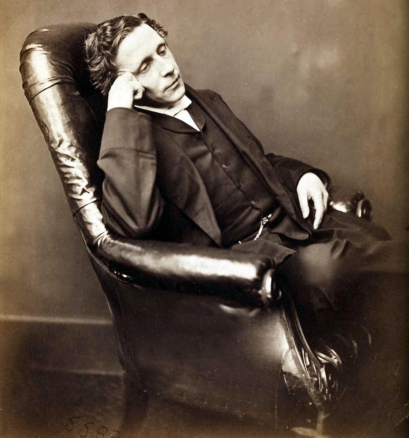 Charles Lutwidge Dodgson, alias Lewis Carroll, na autoportréte približne z roku 1875.