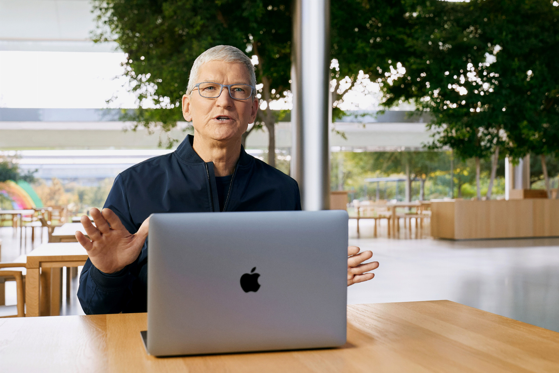 Šéf spoločnosti Apple Tim Cook predstavil počítače s novým čipom M1.