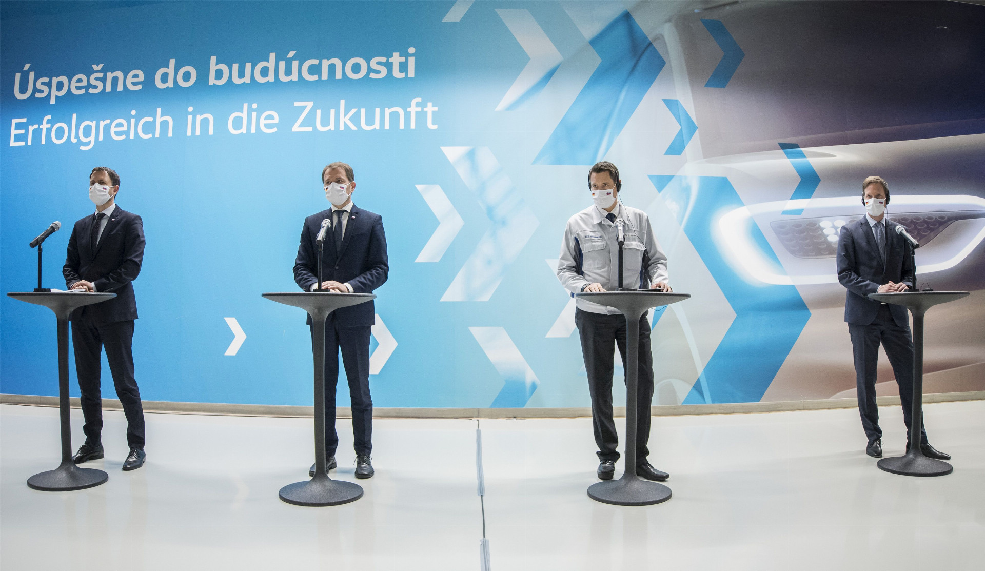Investíciu oficiálne predstavili (zľava) minister financií Eduard Heger, premiér Igor Matovič, predseda predstavenstva Oliver Grünberg a podpreseda Sebastian
Krapoth.