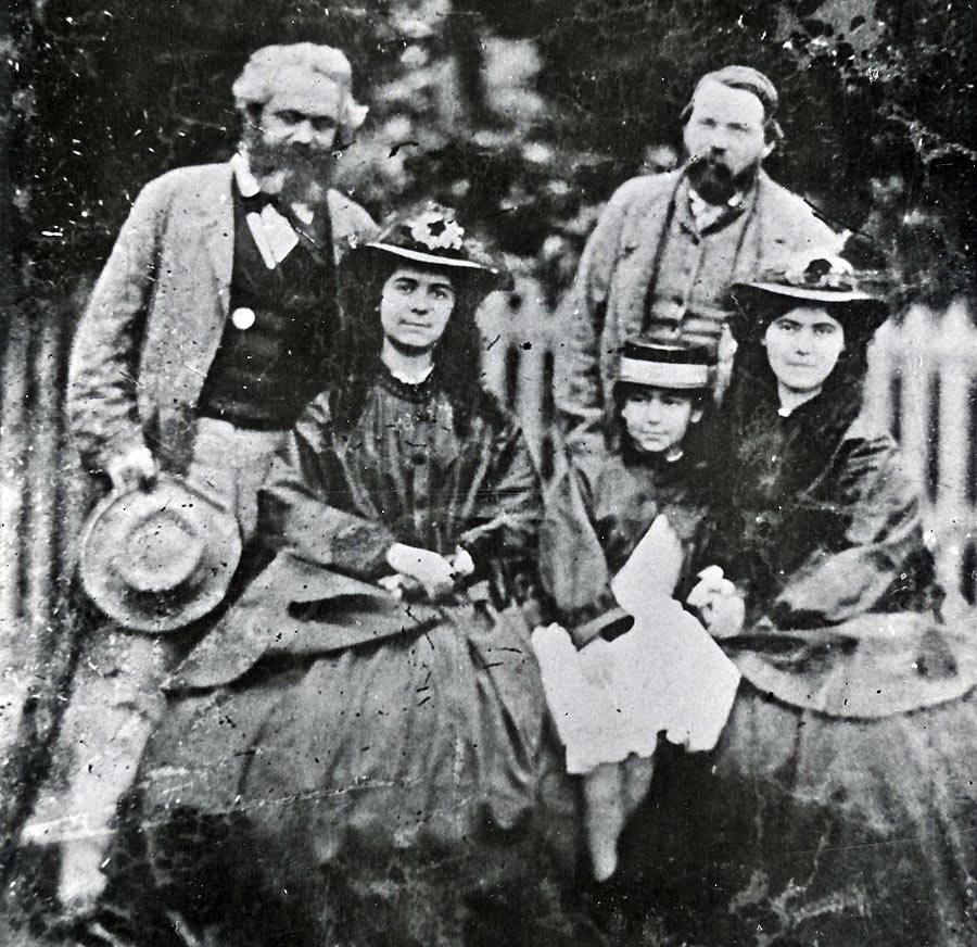 Engels (vzadu vpravo) s Karolom Marxom a jeho rodinou.