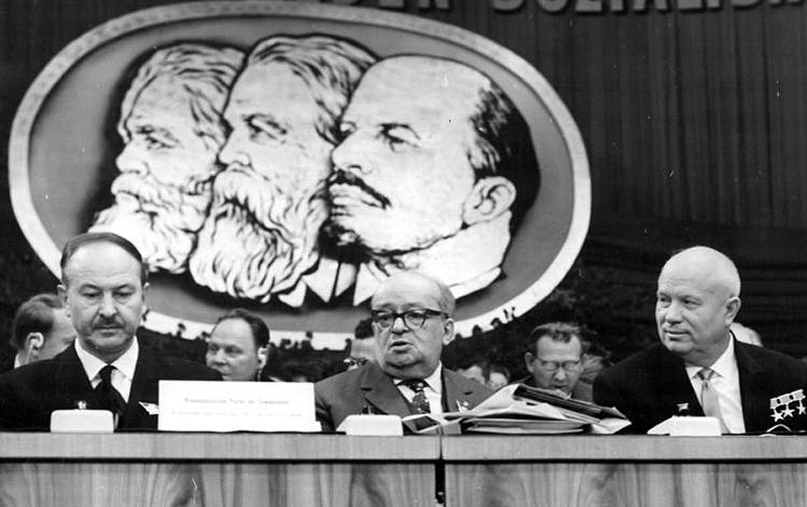 Na žiadnych oslavách či významnejších udalostiach v komunistických režimoch (v tomto prípade na zjazde východonemeckých komunistov v roku 1963) nesmel spoločný symbolický portrét ich 