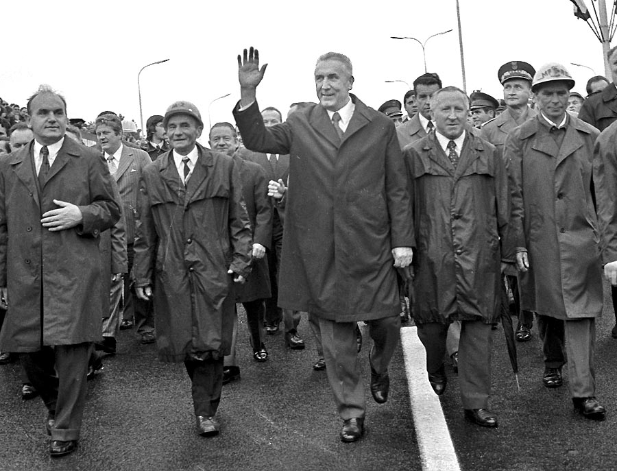 Líder poľských komunistov Edward Gierek (v strede) chcel na začiatku 70. rokov krajinu premeniť na hospodársky rozvinutú a bohatú krajinu, s vysokým životným štandardom porovnateľným s vyspelými európskymi štátmi. Jeho plán však zakrátko stroskotal.