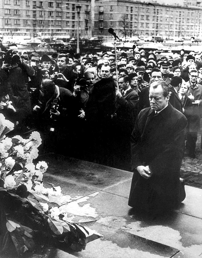 Snímka nemeckého kancelára Willyho Brandta, kľačiaceho vo Varšave pred pomníkom obetí nacizmu, v decembri 1970 obletela svet a jeho gesto sa stalo jedným zo symbolov pokory a zmierenia.
