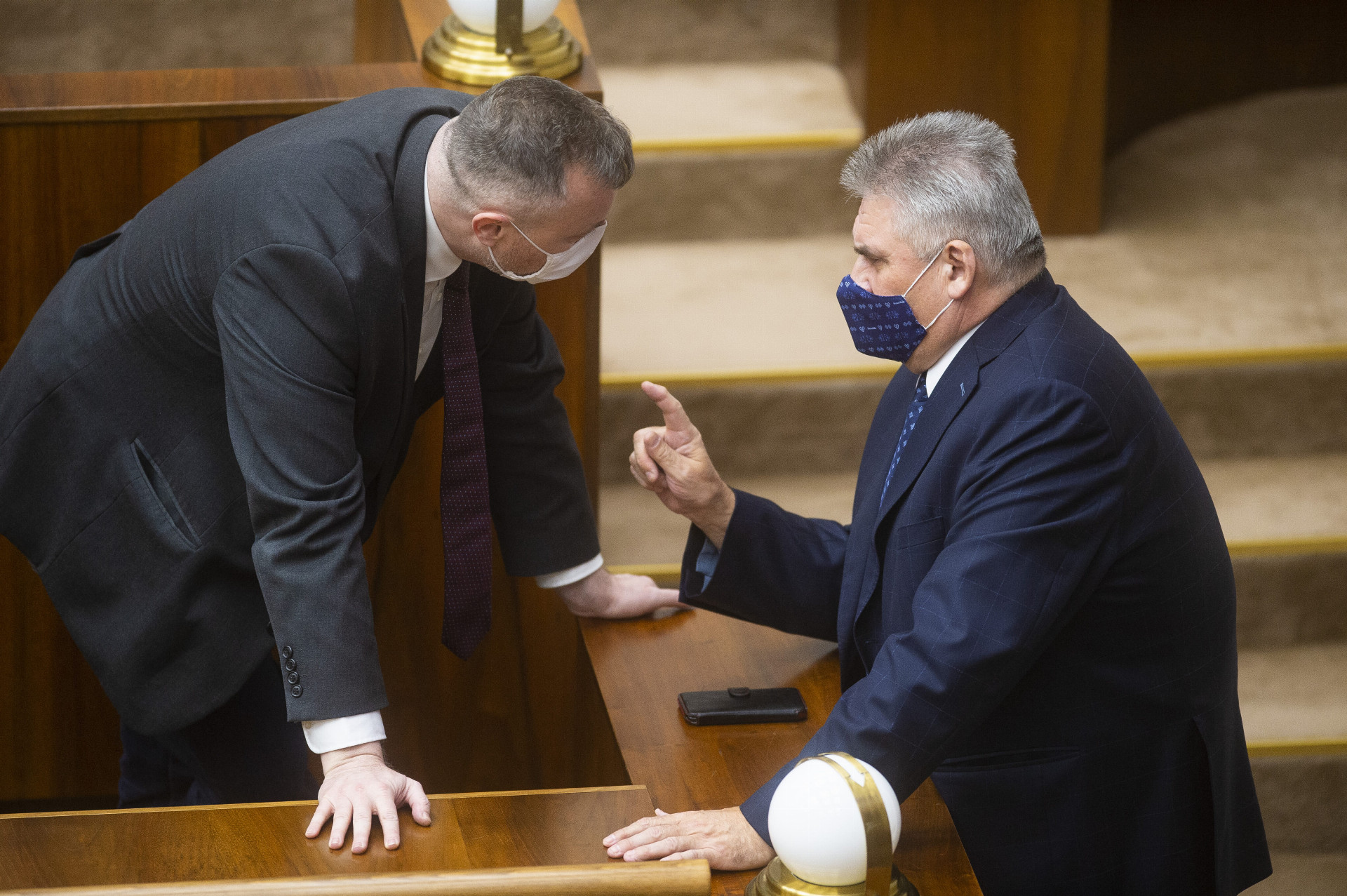 Ministrovi práce Milanovi Krajniakovi (vľavo) sa už v parlamente podarilo presadiť prvé zmeny oproti nastaveniu penzijného systému z čias jeho predchodcu Jána Richtera.