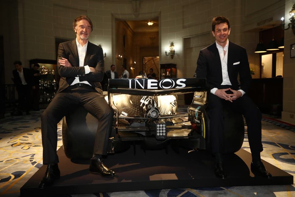 Zakladateľ spoločnosti Ineos sir Jim Ratcliffe (vľavo) bude po novom vlastniť, rovnako ako tímový šéf Mercedesu Toto Wolff, v tíme tretinový vlastnícky podiel.