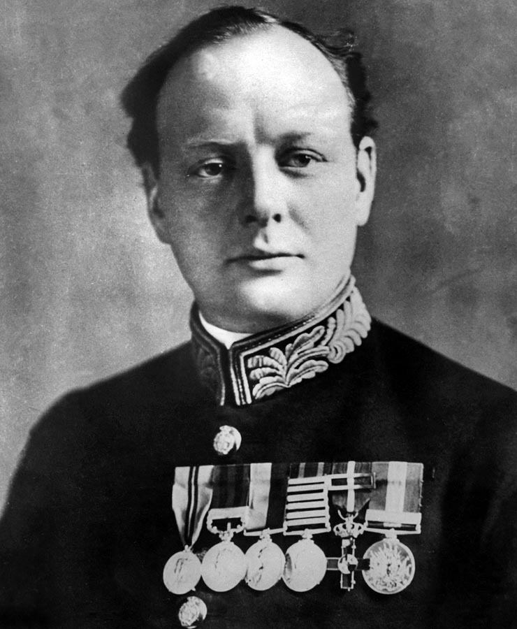 Winston Churchill na oficiálnom portréte z roku 1914 ako prvý lord admirality.