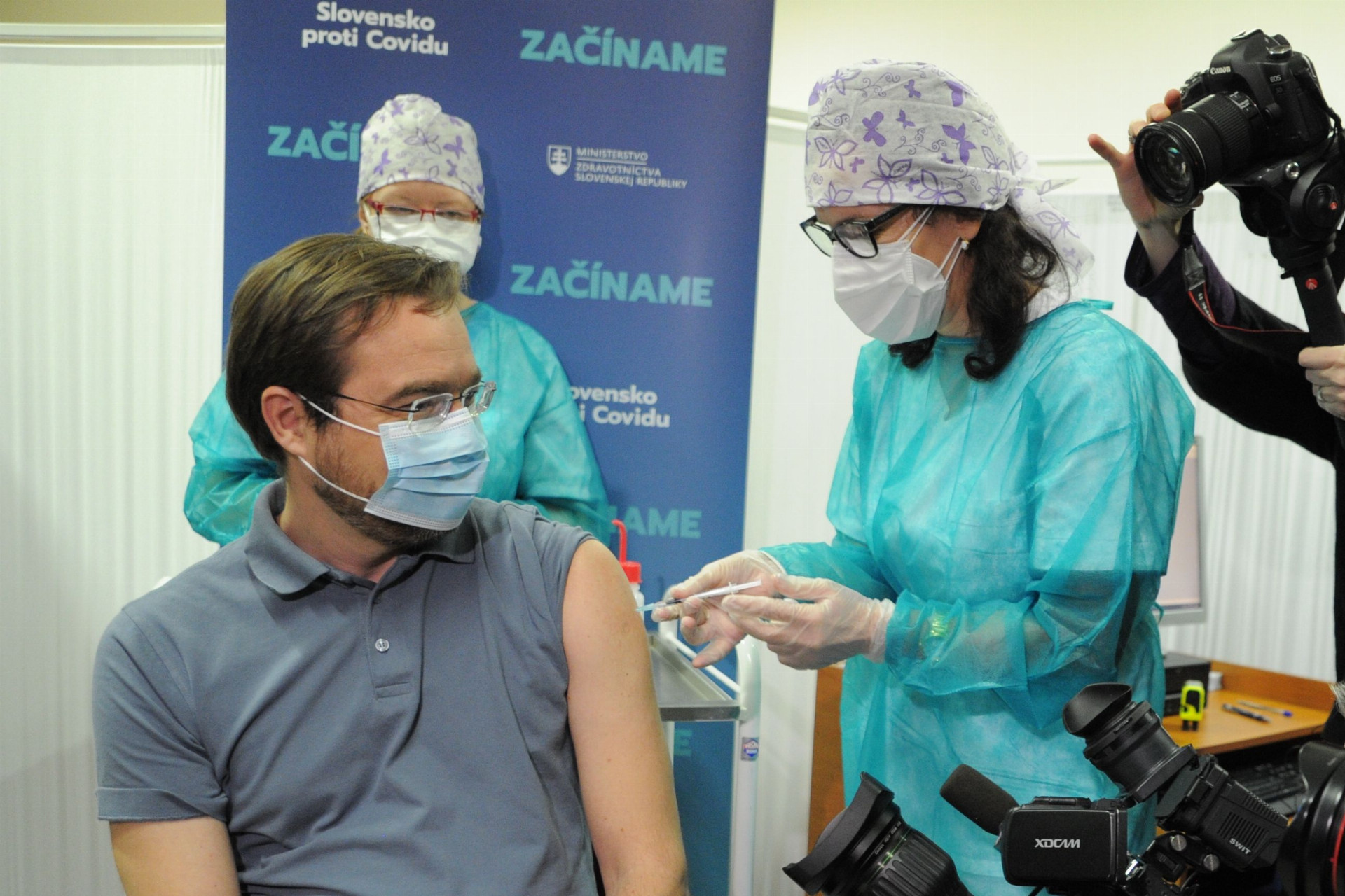 Minister zdravotníctva Marek Krajčí už svoju vakcínu dostal. Teraz čelí požiadavkám, aby uprednostnil vodičov. 