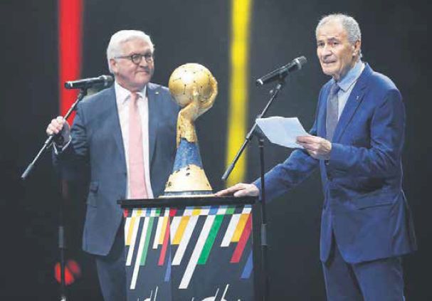 Prezident svetovej hádzanej Hassan Moustafa (vpravo) s trofejou pre majstrov sveta.