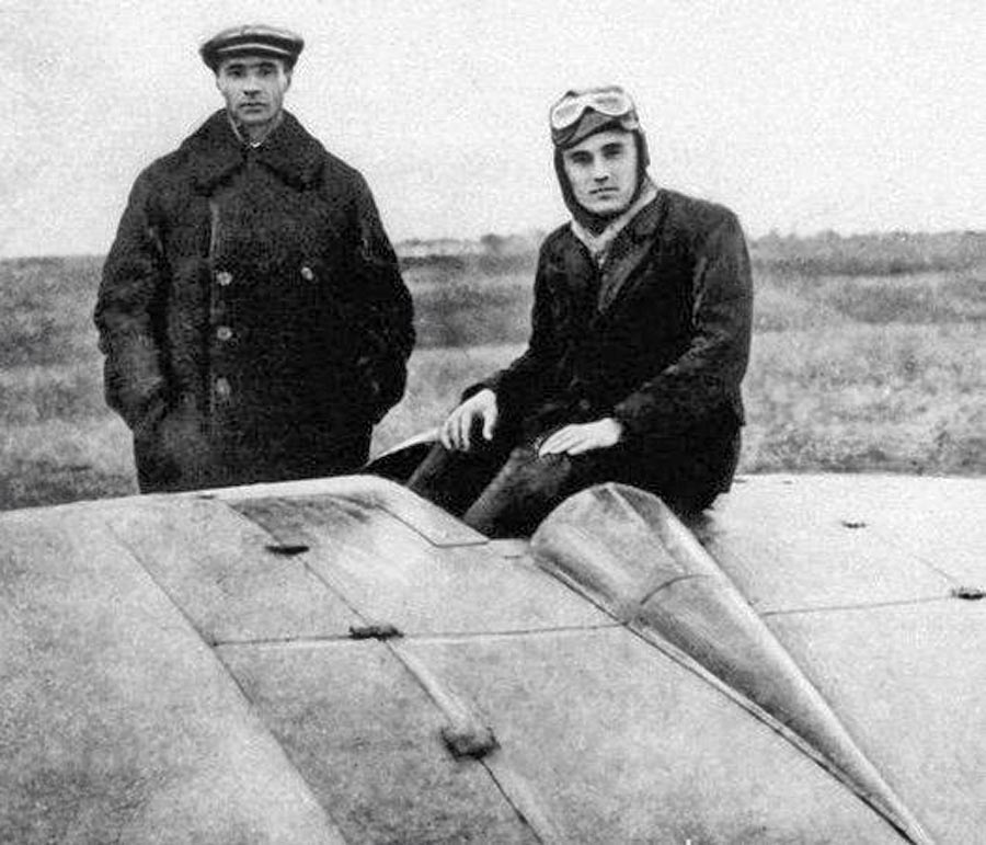 Koroľov (vpravo) so sovietskym leteckým konštruktérom Borisom Čeranovským počas skúšok jeho experimentálneho klzáka v roku 1929.