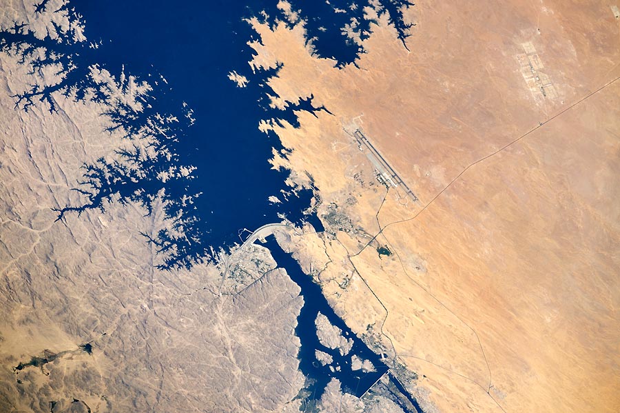 Takto je možné vidieť Asuánsku priehradu z paluby Medzinárodnej vesmírnej stanice.