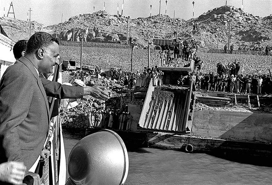 Egyptský prezident Džamál Abd an-Násir počas jednej z návštev stavby Asuánskej priehrady, ktorú považoval za svoje životné dielo. Jej dokončenia sa však nedožil, na konci septembra 1970 podľahol infarktu.