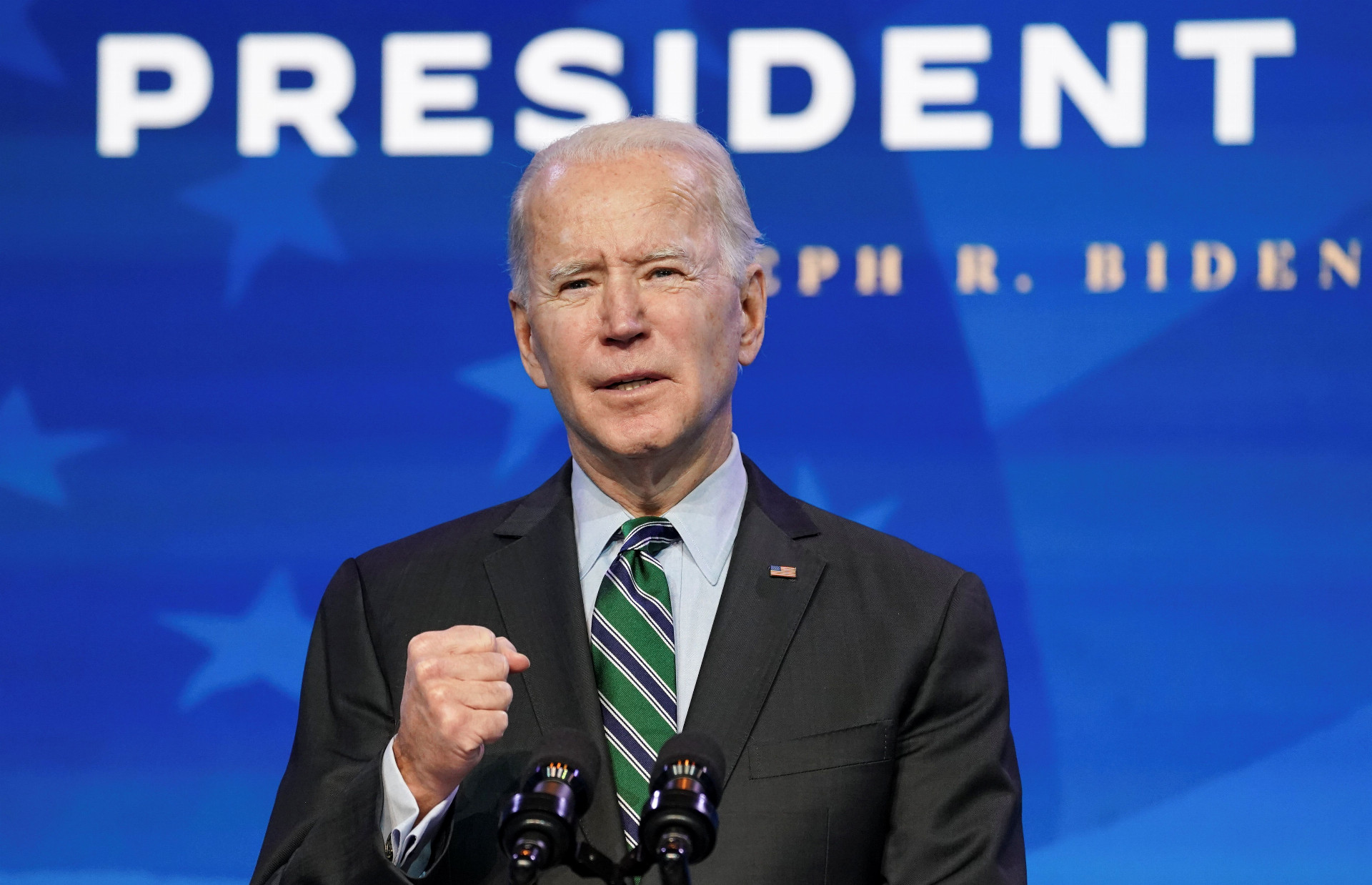 Zvolenému prezidentovi USA Joeovi Bidenovi stačilo k triumfu vo voľbách 270 hlasov voliteľov, získal ich 306.