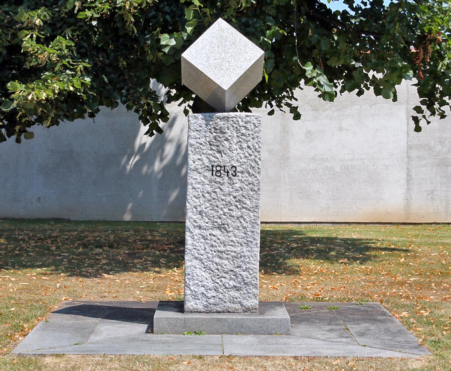 Jacobovi Christophovi Radovi, respektíve jeho kocke cukru, postavili v Dačiciach pomník.