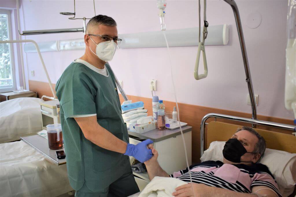 Kňazi vo svidníckej nemocnici pomáhajú priamo pri lôžkach pacientov.