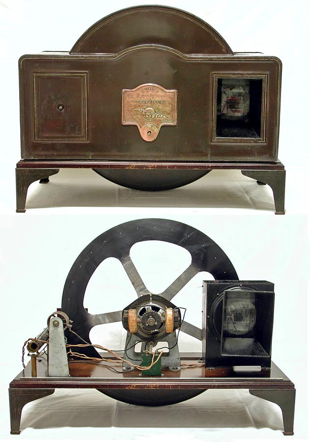Jeden z prvých prístrojov na príjem Bairdovej mechanickej televízie. Obraz mohli diváci sledovať v malom okienku na pravej strane. O tom, že išlo o pomerne jednoduché zariadenie svedčí dolný obrázok, na ktorom je ten istý prístroj bez krytu. 