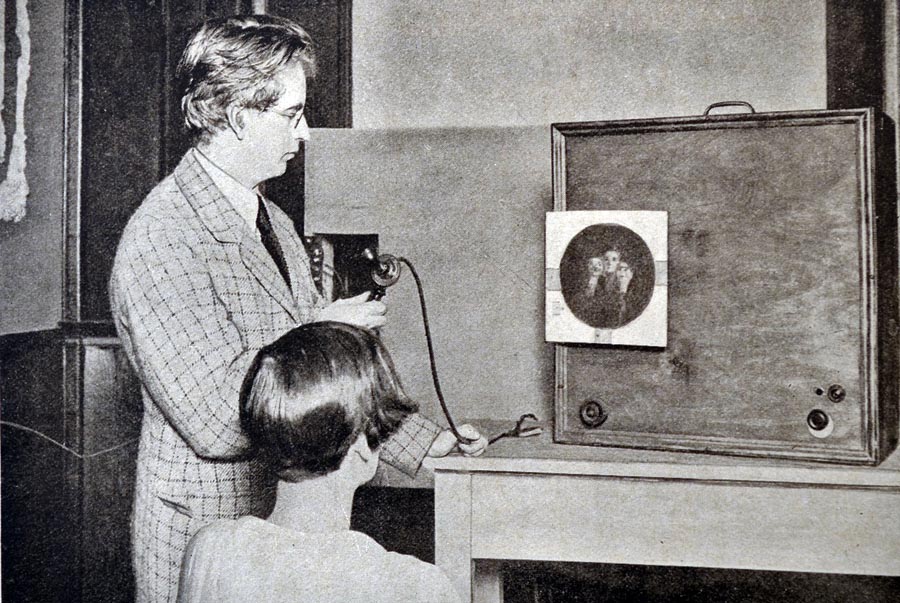 John Logie Baird pri prezentácii svojho experimentálneho televízneho vysielania v druhej polovici 20. rokov minulého storočia.