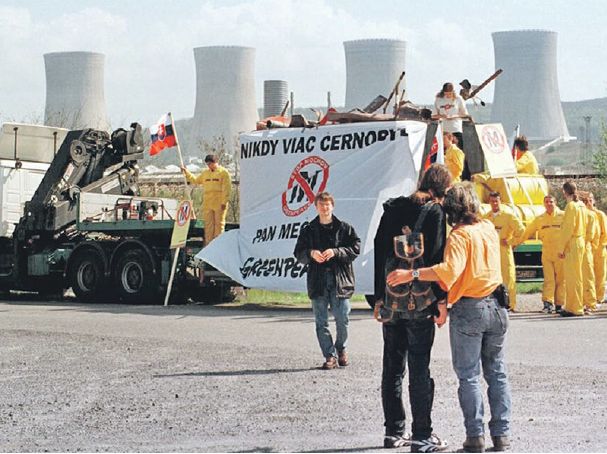 Aktivisti vyzývali na stop pre Mochovce aj v roku 1998, keď sa spúšťal prvý blok.