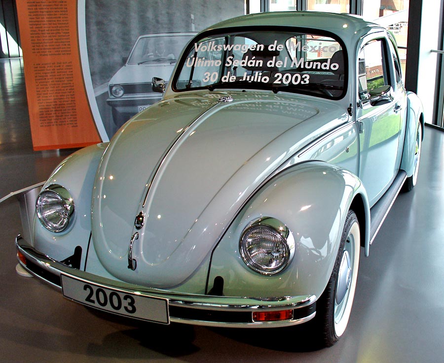 Výroba civilných automobilov sa v továrni vo Wolfsburgu rozbehla vďaka Britom po skončení vojny. Z vozidla KdF sa stal Volkswagen, ktorý si vyslúžil označenie Chrobák a stal sa jedným z kultových áut 20. storočia. S menšími či väčšími úpravami ho vyrábali až do júla 2003, keď v továrni v Mexiku zišiel z pásu posledný kus (na snímke), ktorý mal poradové číslo 21 529 464.