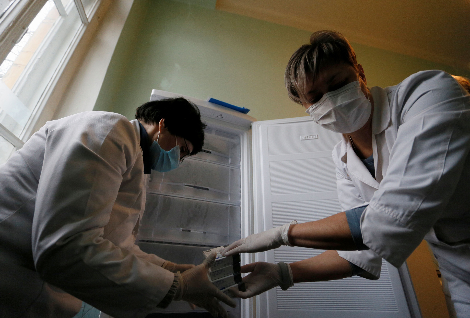 Nemocnica vo východoukrajinskom meste Doneck ovládanom proruskými rebelmi už dostala prvé ampulky s vakcínou Sputnik V.