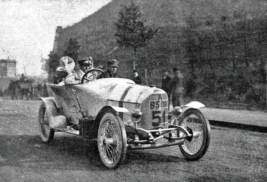 Ferdinand Porsche za volantom športového vozidla vlastnej konštrukcie Austro-Daimler na pretekoch Prince Heinrich Tour v roku 1910.