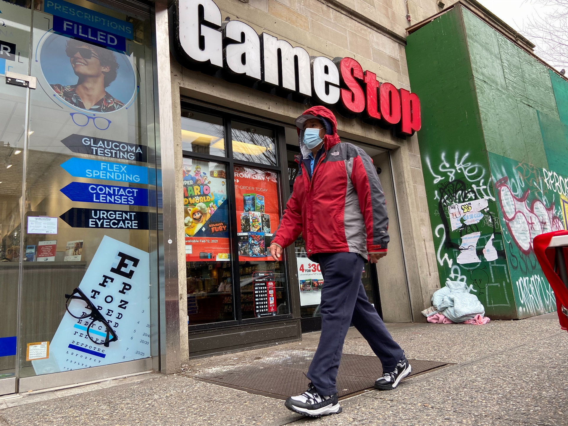 Maloobchodný kamenný predajca videohier GameStop pôsobí v upadajúcom segmente. Akcie spoločnosti klesali takmer nepretržite od roku 2013.