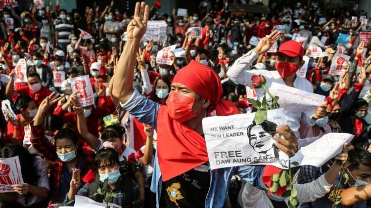 Obyvatelia Rangúnu včera už tretí deň za sebou žiadali prepustenie väznenej mjanmarskej líderky Aun Schan Su Ťij.