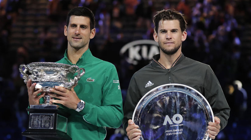 Dvaja najlepší hráči mužskej dvojhry Australian Open 2020. Vtedajší víťaz Novak Djokovič (vľavo), ako aj jeho súper Dominic Thiem by za svoju finálovú účasť dostali tento rok oveľa menšie prize money.