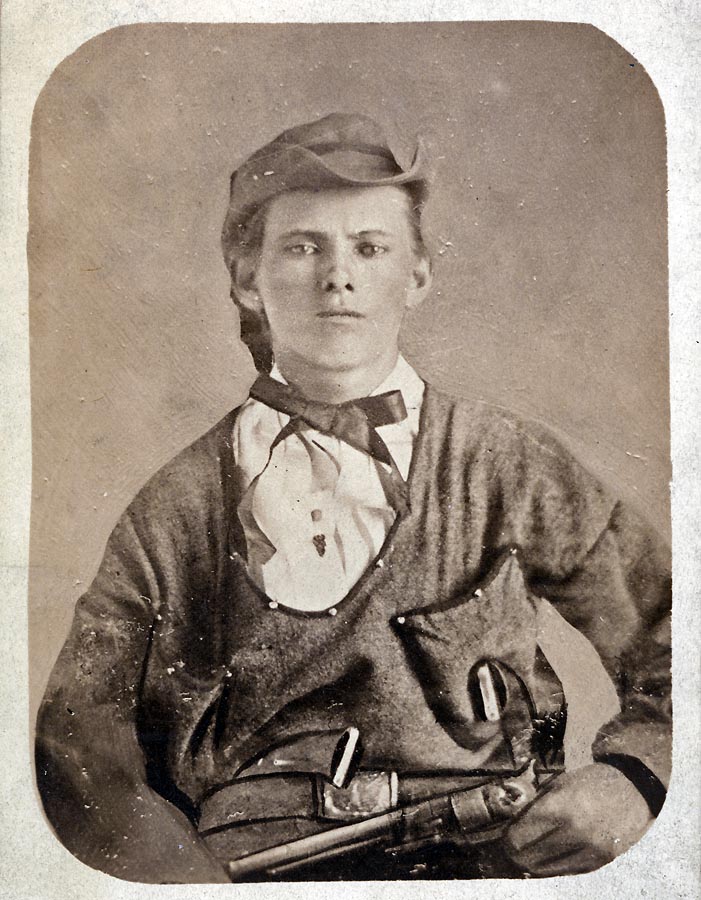Jesse James ešte ako tínedžer, no už so zbraňou v ruke. Snímka je z roku 1864, teda z obdobia, keď bol členom „bushwhackerskej“ bandy „Krvavého Billa“ Andersona.