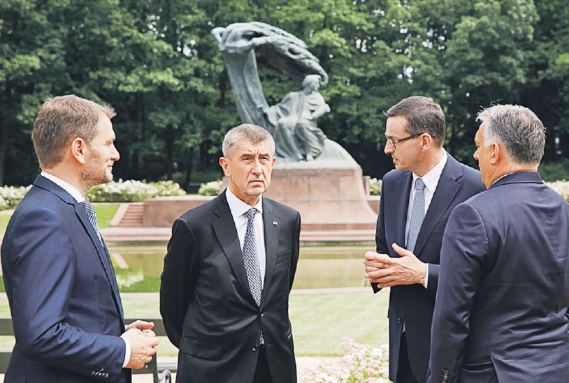 Predsedovia vlád Vyšehradskej štvorky v družnej diskusii počas prestávky v rokovaniach.