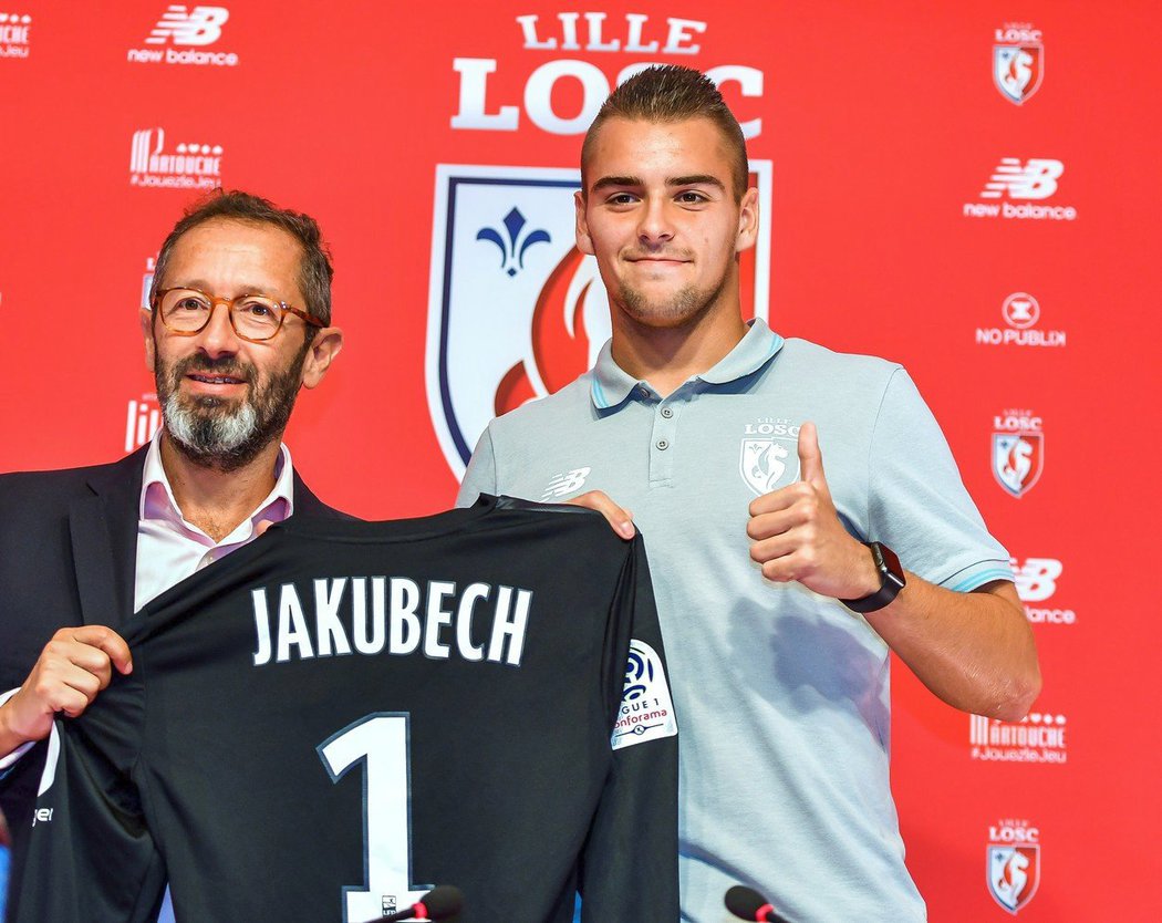 Adam Jakubech prestúpil do tímu LOSC Lille za milión eur v lete roku 2017. V náročnej konkurencii však za francúzsky celok zatiaľ v súťažnom dueli nenastúpil.
