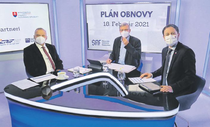 O posilnení rastu hospodárstva diskutoval (na snímke vľavo) Štefan Rosina, prezident Matador Group, Andrej Révaj, prezident Slovenskej asociácie finančníkov, a Eduard Heger, minister financií.