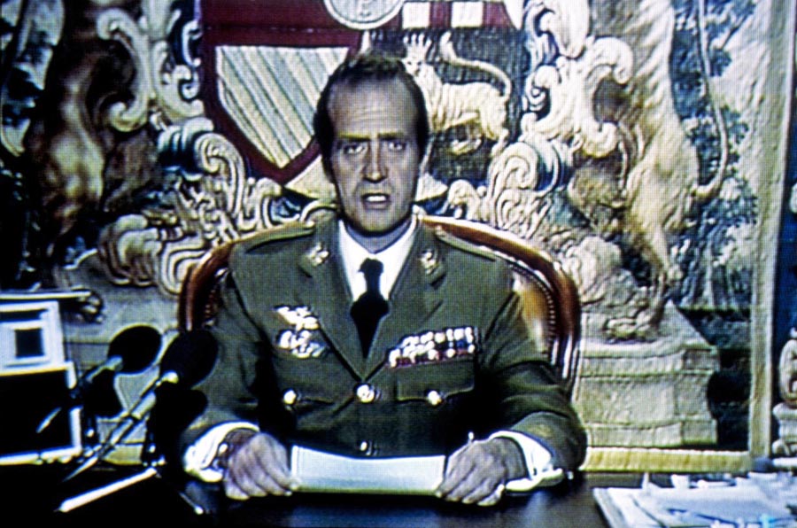Španielsky kráľ Juan Carlos I. počas televízneho prejavu v noci z 23. na 24. februára 1981. Práve jeho rázny postoj prispel k tomu, že pokus o štátny prevrat napokon stroskotal.