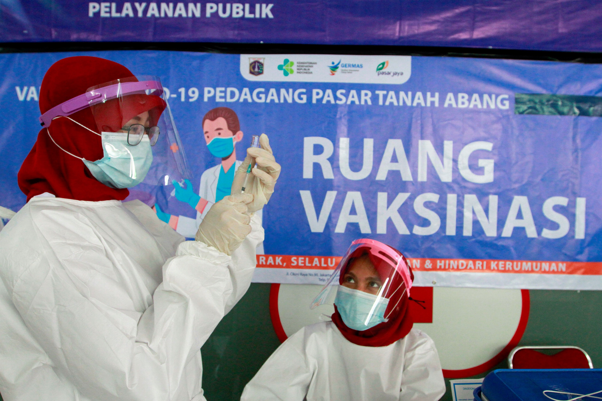 Medzi Indonézanmi, ktorí prednostne dostali vakcínu, sú aj predavači z textilného trhu Tanah Abang v Jakarte.