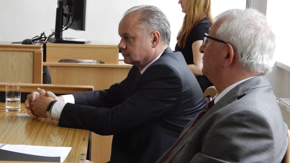 Ešte vo funkcii sa prezident Andrej Kiska dostal do sporu o pozemky vo Veľkom Slavkove. Súd uznal, že ich kupoval od firmy, ktorá ich vydržala nezákonne.