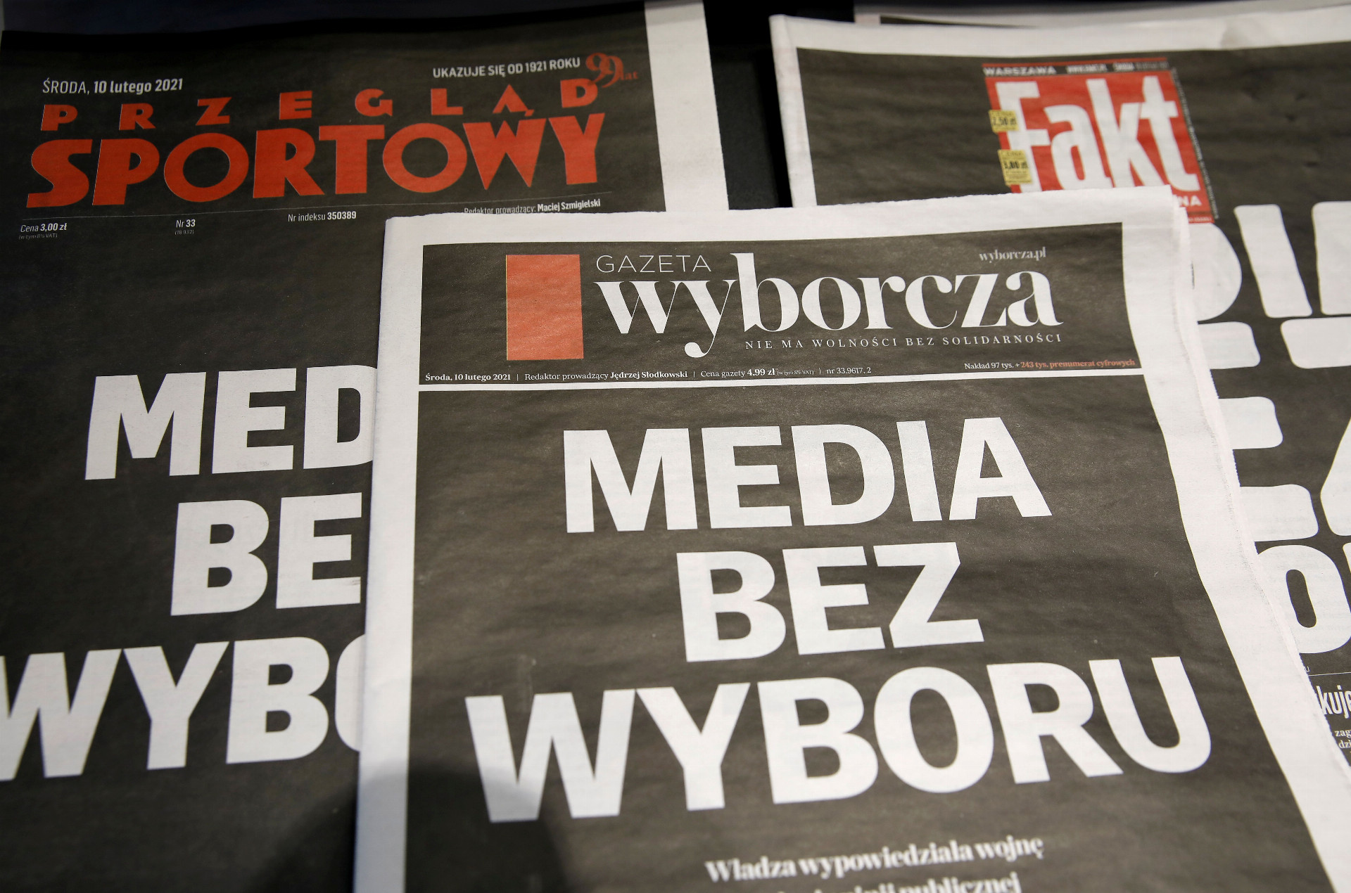 Prvé stránky hlavných poľských súkromných novín majú čierne titulné stránky so sloganom „Media without choice“ (Médiá bez voľby), ktoré sú napísané na protest proti navrhovanej dani z mediálnej reklamy, ktorá podľa predajcov ohrozuje nezávislosť tohto odvetvia 