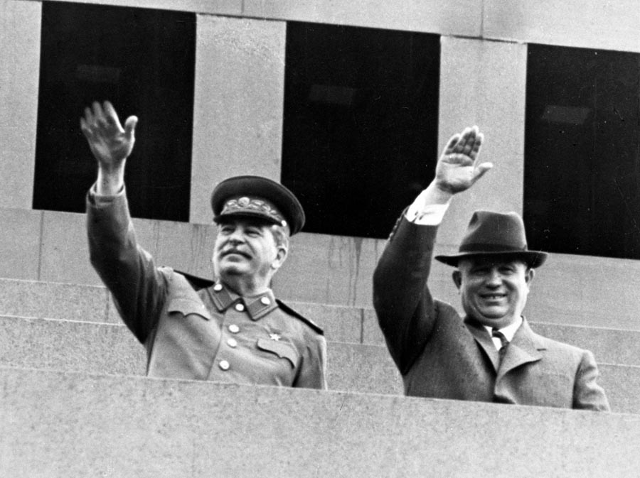 Usmiaty Nikita Chruščov po boku Josifa Stalina na tribúne 1. mája 1951. O necelých päť rokov ho obviní zo zločinov, svoju spoluzodpovednosť však prejde mlčaním. 