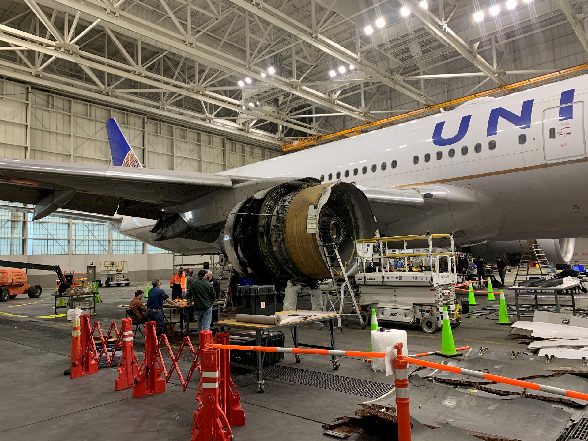 Časť motora Boeingu 777-200 spoločnosti United Airlines spadla na predmestie mesta Denver. Nikto nebol zranený.