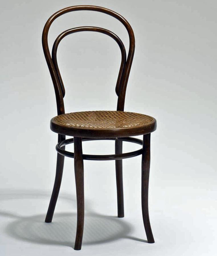 Slávna viedenská kaviarenská stolička, alebo jednoducho Štrnástka. Od roku 1859 dodnes sa jej na celom svete predalo asi 80 miliónov kusov.
