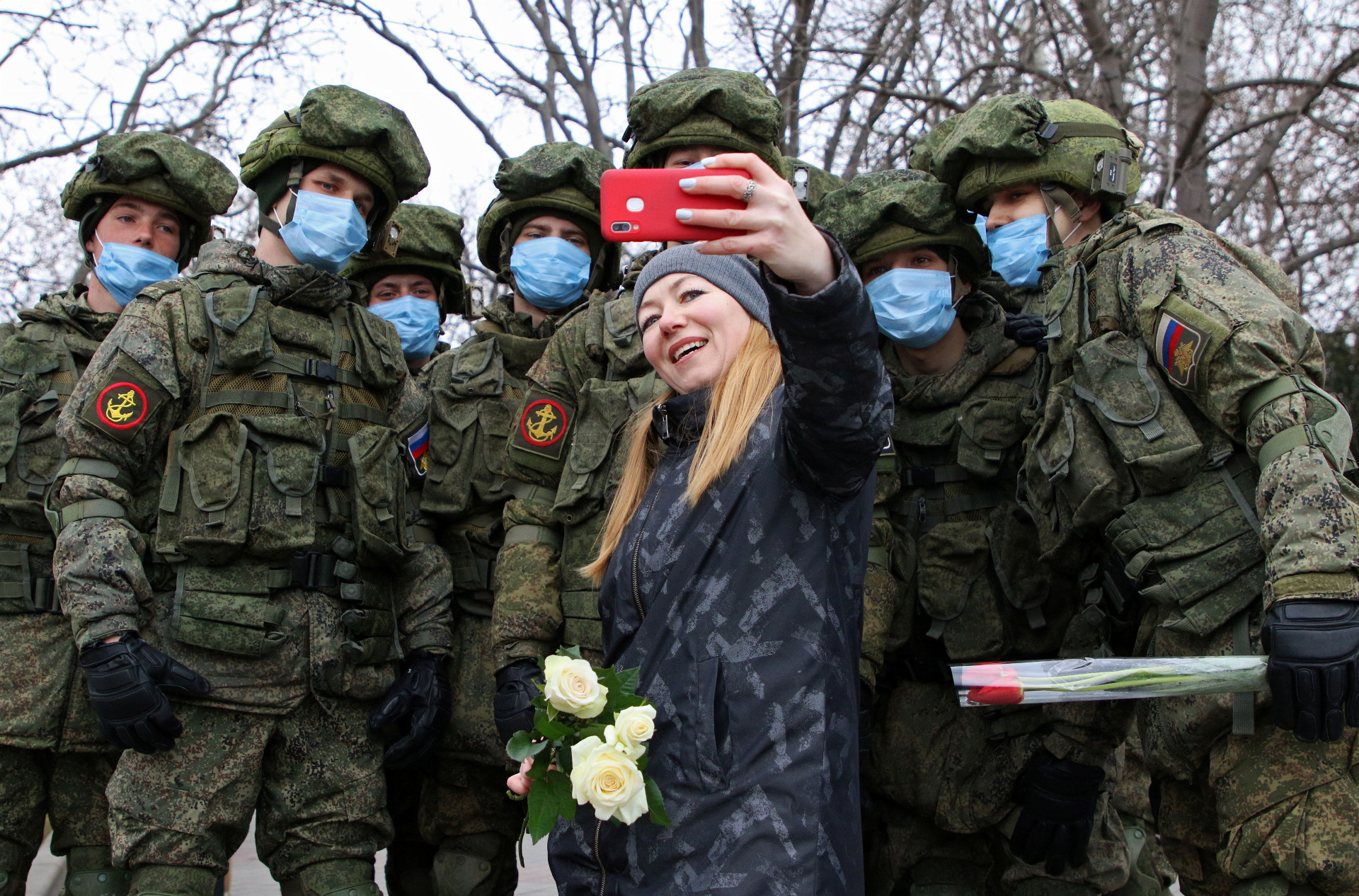 Obyvateľka krymského Sevastopoľa si na Medzinárodný deň žien urobila selfie s ruskými vojakmi.