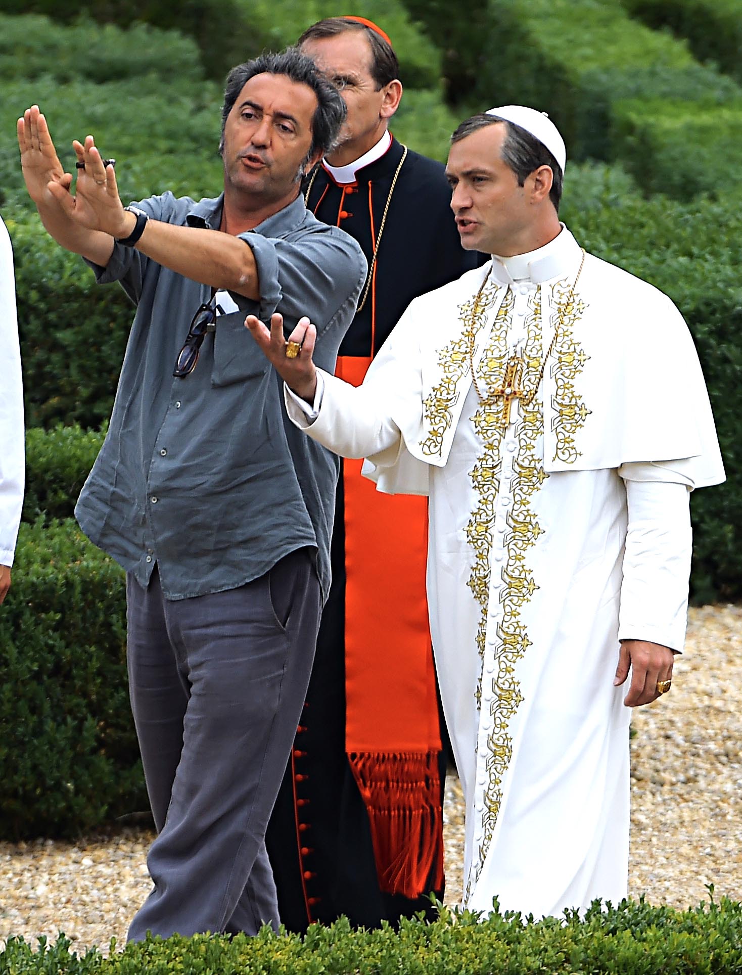 Herec Jude Law a režisér Paolo Sorrentino pri natáčaní kontroverzného seriálu Mladý pápež.