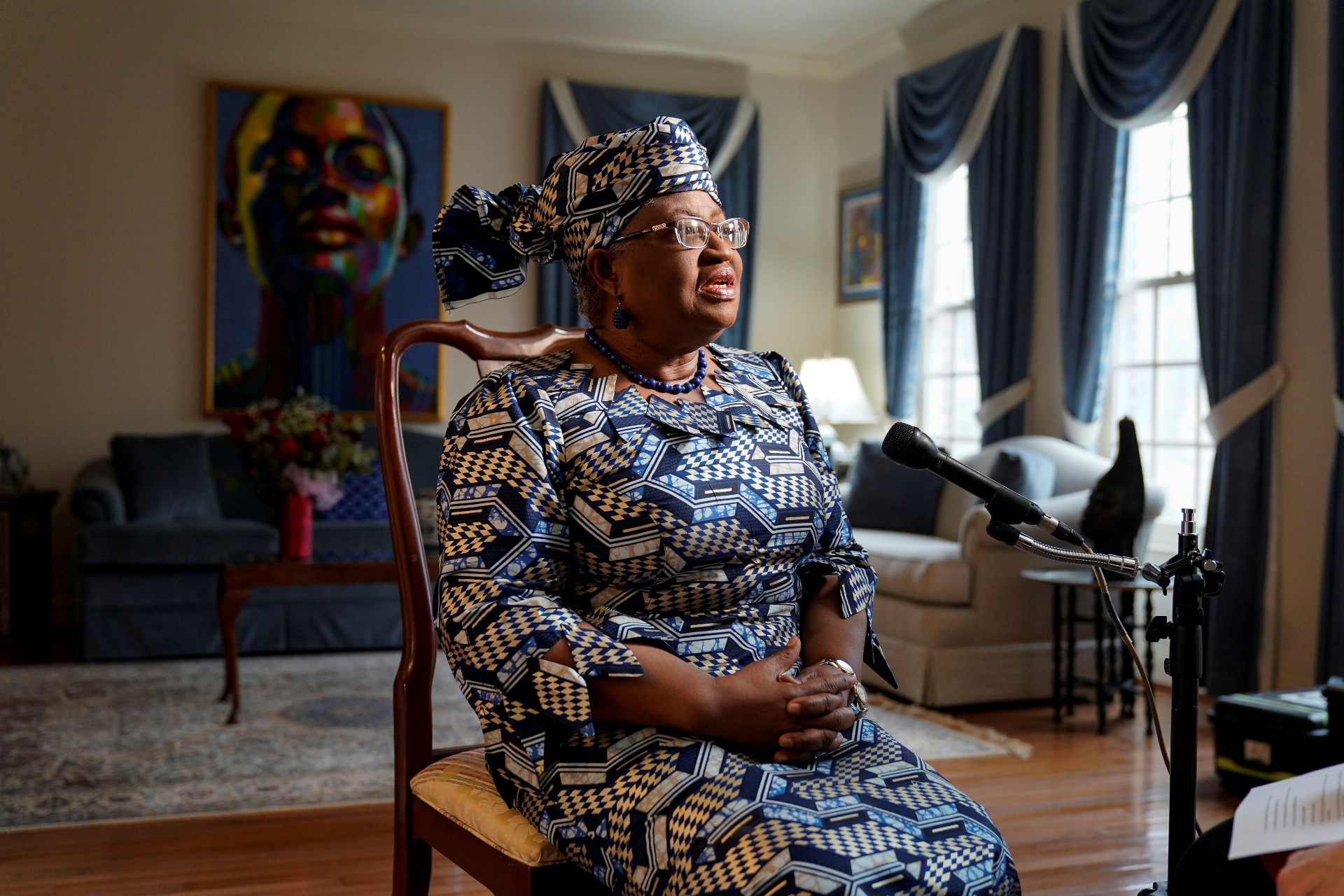 Ngozi Okonjo-Iweala má za sebou 30 rokov skúseností v globálnej ekonómii, svetové médiá si viac všímajú jej tradičný africký odev.