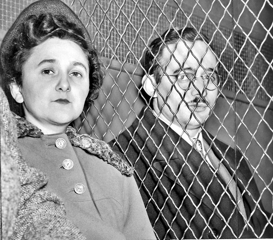 Manželia Rosenbergovci počas eskortovania do väznice po vynesení rozsudku.