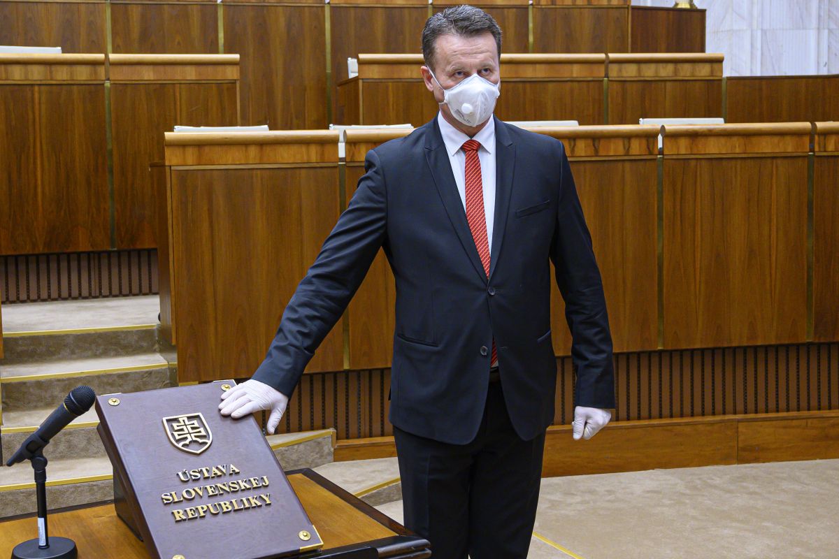 Jozef Hlinka nahradil v parlamente Milana Krajniaka, ktorý pred rokom stal ministrom. Teraz si roly vymenia.