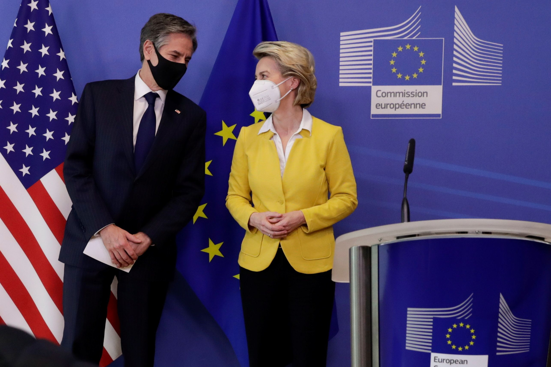 Okrem iných aktuálnych tém hovorili nedávno v Bruseli aj o spolupráci v boji proti pandémii predsedníčka Európskej komisie Ursula von der Leyenová so šéfom americkej diplomacie Anthonym Blinkenom.