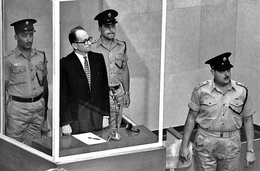 Adolf Eichmann bol pri procese v Jeruzaleme po celý čas umiestnený v kabíne z nepriestrelného skla.