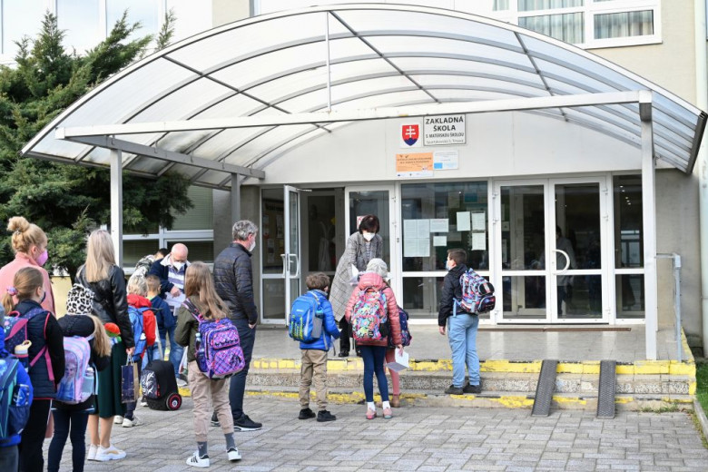 Matersk&eacute; &scaron;koly a prv&yacute; stupeň z&aacute;kladn&yacute;ch &scaron;k&ocirc;l s&uacute; od minul&eacute;ho pondelka otvoren&eacute; pre deti v&scaron;etk&yacute;ch rodičov. Teraz sa k nim pridaj&uacute; v niektor&yacute;ch častiach aj star&scaron;&iacute; &scaron;tudenti.