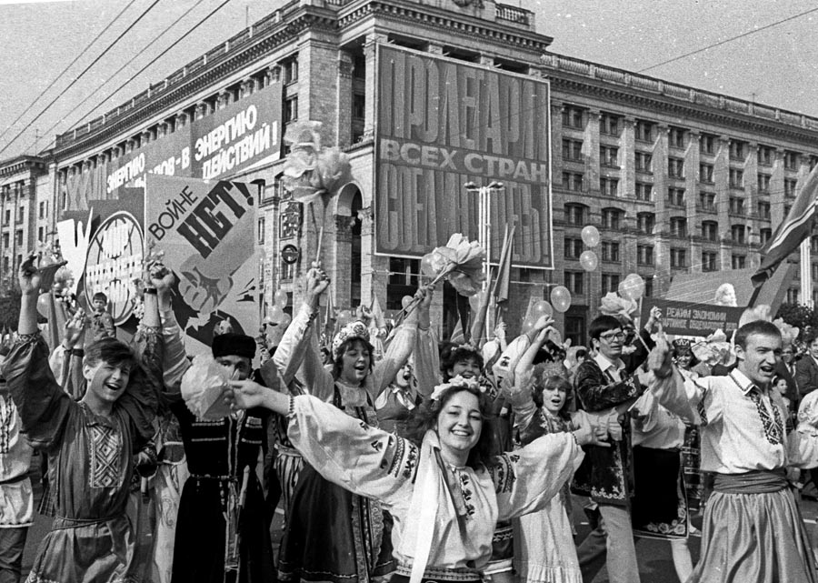 Prvomájový sprievod v Kyjeve v roku 1986. Tradičná masová propagandistická akcia na podporu režimu sa uskutočnila napriek tomu, že štyri dni predtým došlo v neďalekom Černobyle k havárii a v ovzduší sa pohyboval rádioaktívny mrak. 